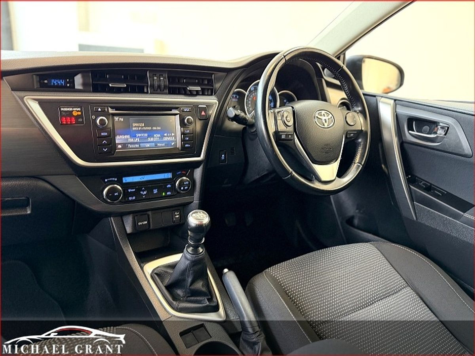 2014 Toyota Auris - image 21