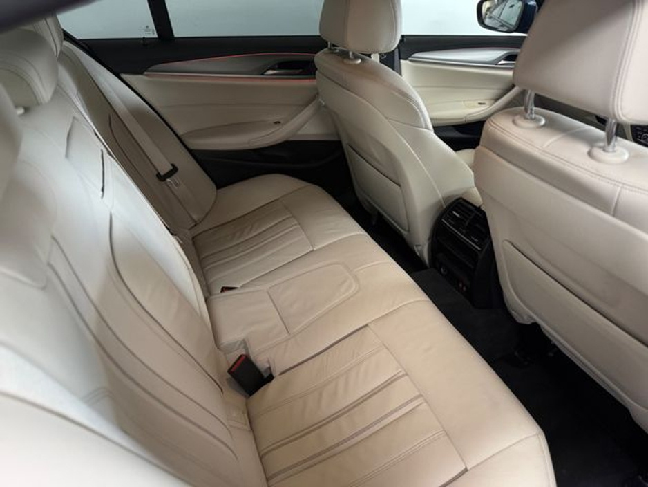2020 BMW 5 Series - image 16