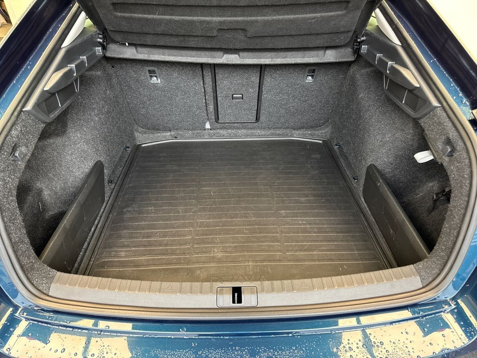 2023 Skoda Octavia - image 9