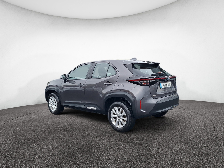 2024 Toyota Yaris Cross - image 4