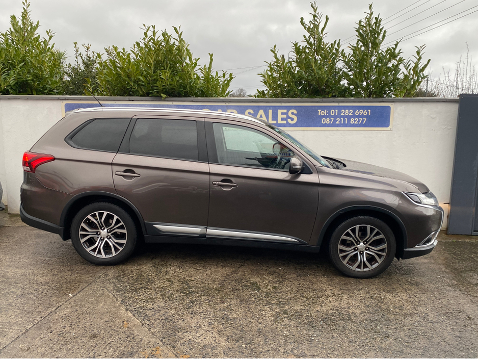 2016 Mitsubishi Outlander 2.3 DSL  4WD 6 SPEED 7 SEATER  TINY  KMS  FULL  SERVICE HISTORY €15,950