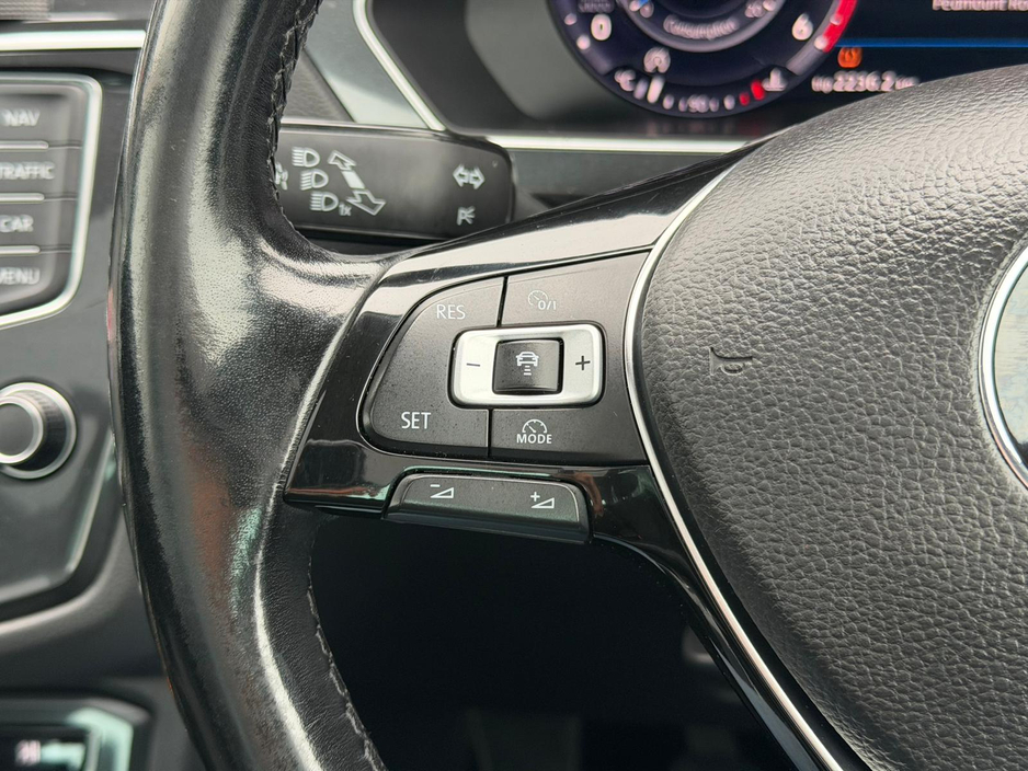 2017 Volkswagen Tiguan - image 24