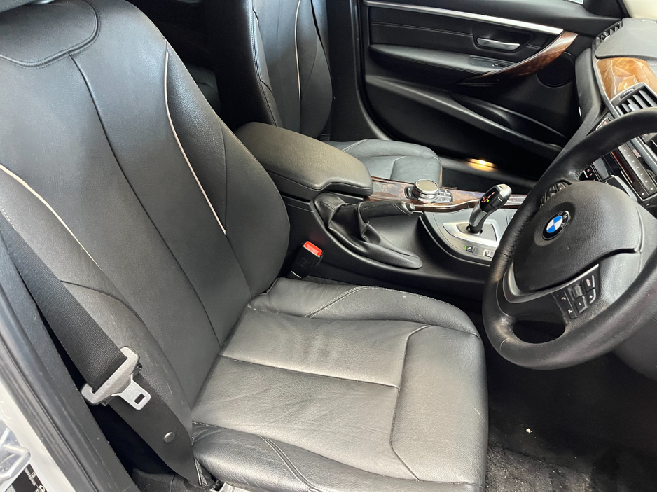 2018 BMW 3 Series - image 11