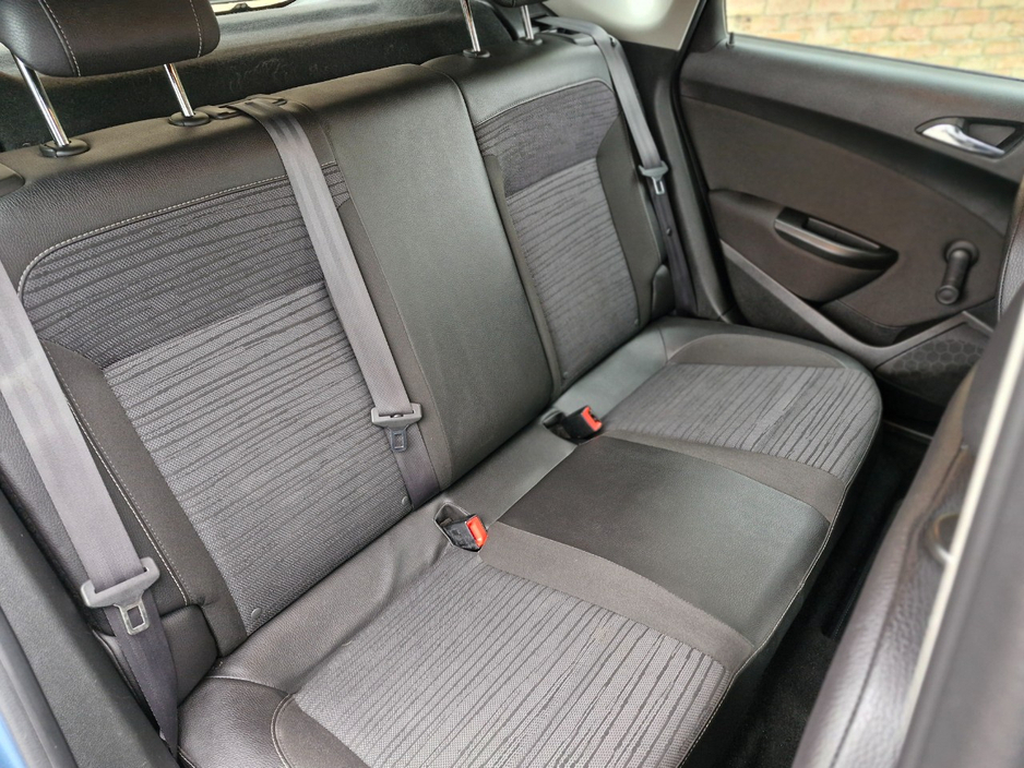 2015 Opel Astra - image 27