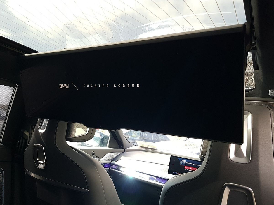 2025 BMW 7 Series - image 25