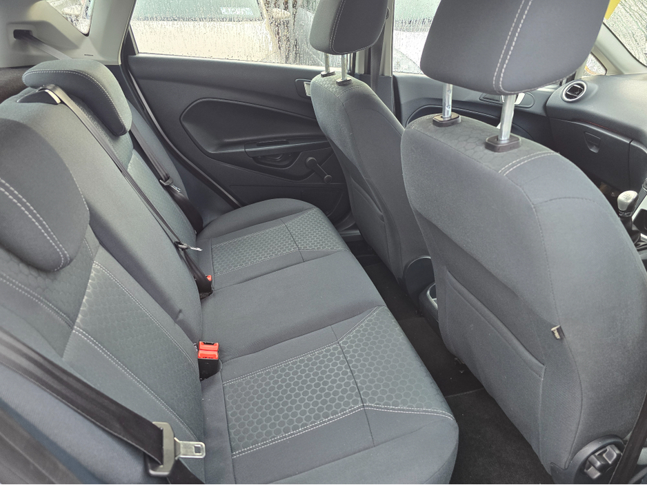 2012 Ford Fiesta - image 14