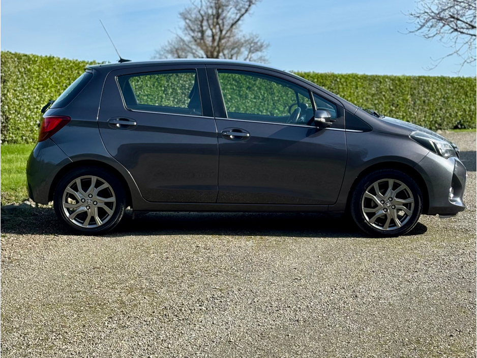 2015 Toyota Yaris - image 9