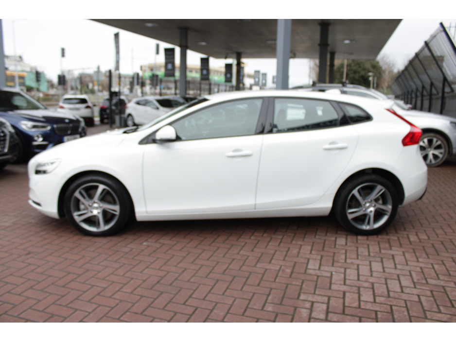 2016 Volvo V40 - image 7