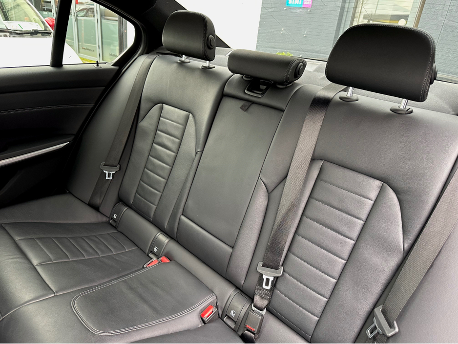 2021 BMW 3 Series - image 12