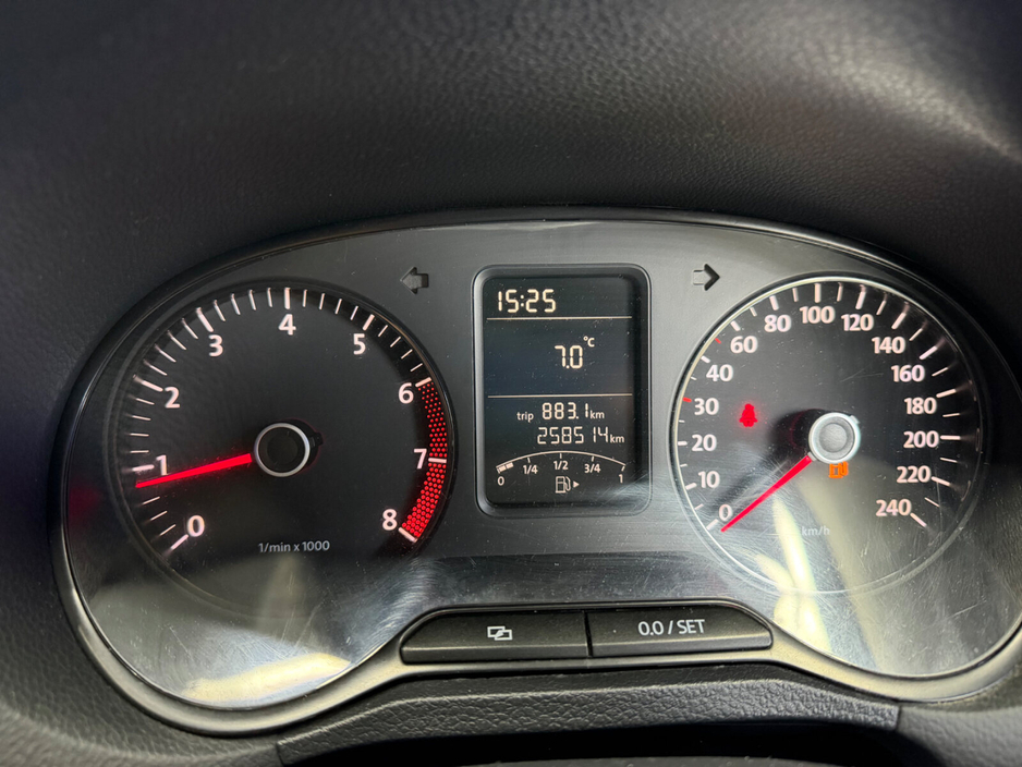 2010 Volkswagen Polo - image 14