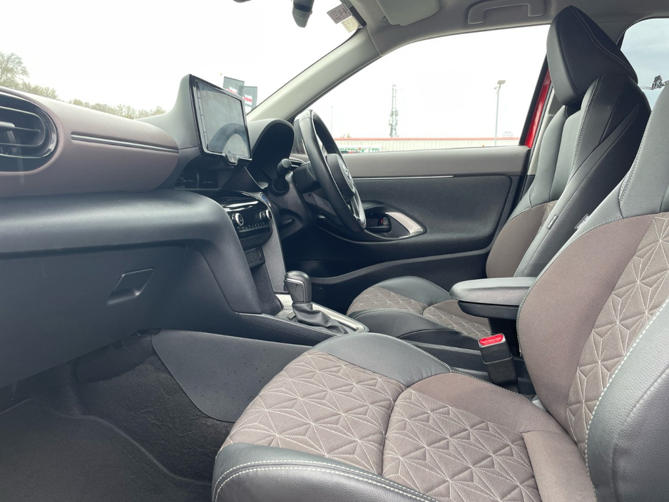 2022 Toyota Yaris - image 6