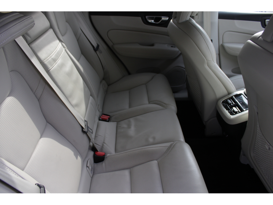 2020 Volvo XC60 - image 18