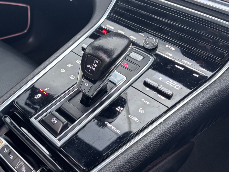 2017 Porsche Panamera - image 10