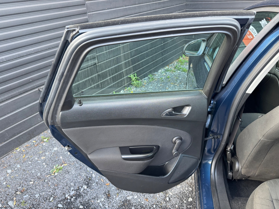 2012 Opel Astra - image 18