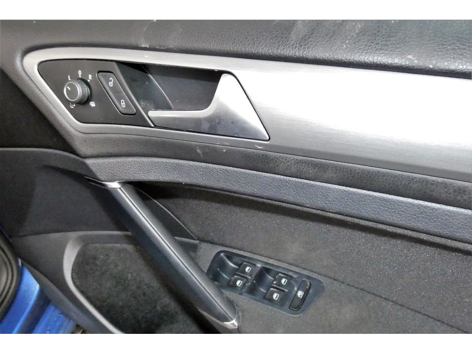 2017 Volkswagen Golf - image 25