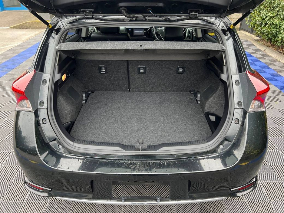 2016 Toyota Auris - image 12