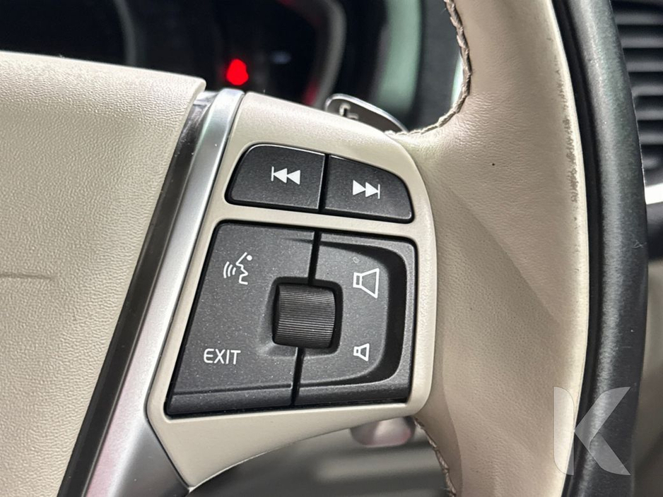 2018 Volvo V40 - image 22