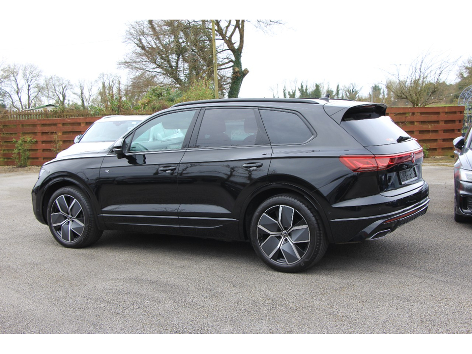 2025 Volkswagen Touareg - image 6