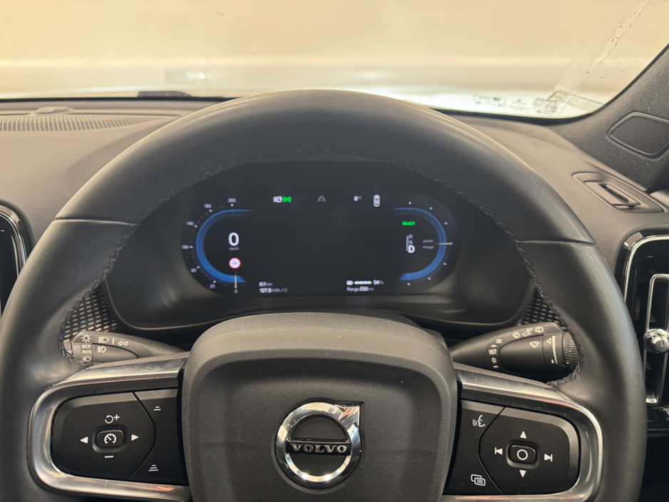 2022 Volvo XC40 - image 7