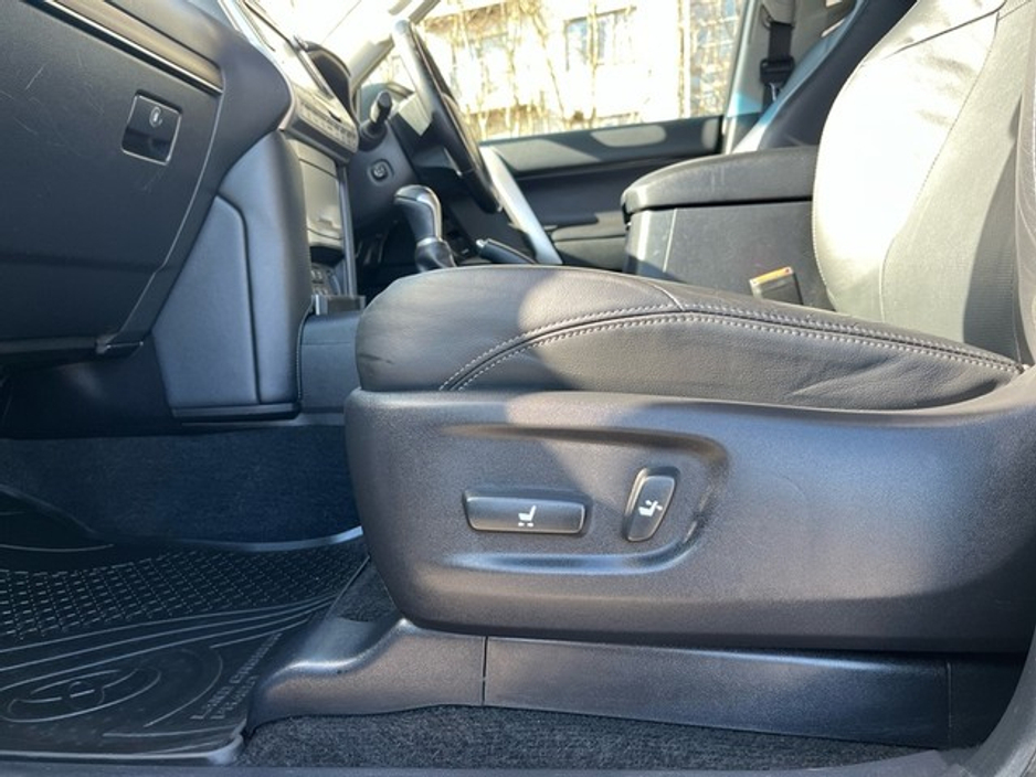 2019 Toyota Landcruiser - image 12