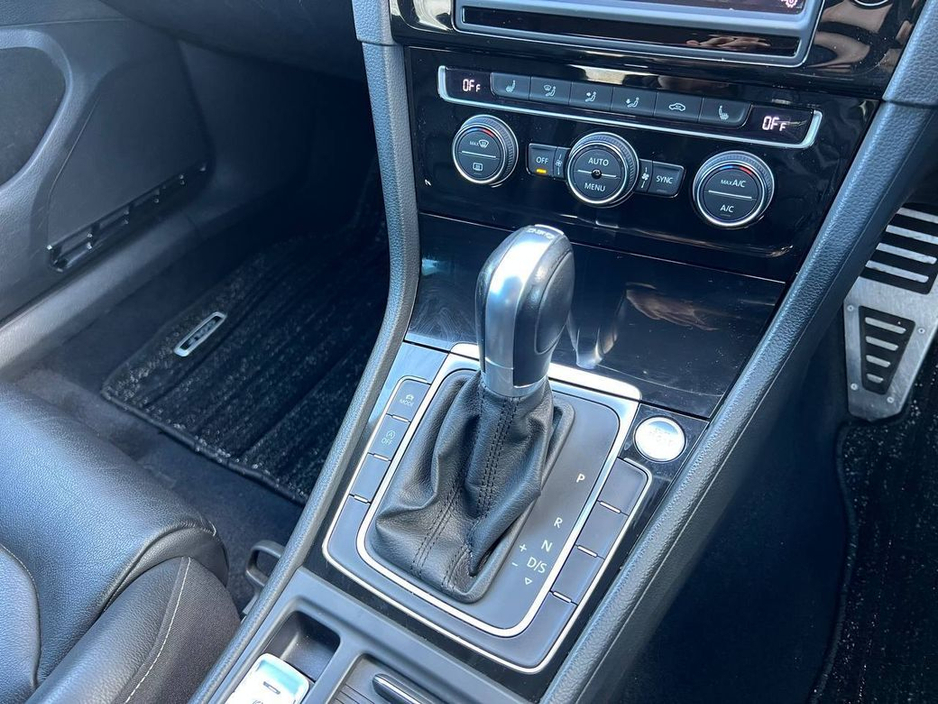 2016 Volkswagen Golf - image 11