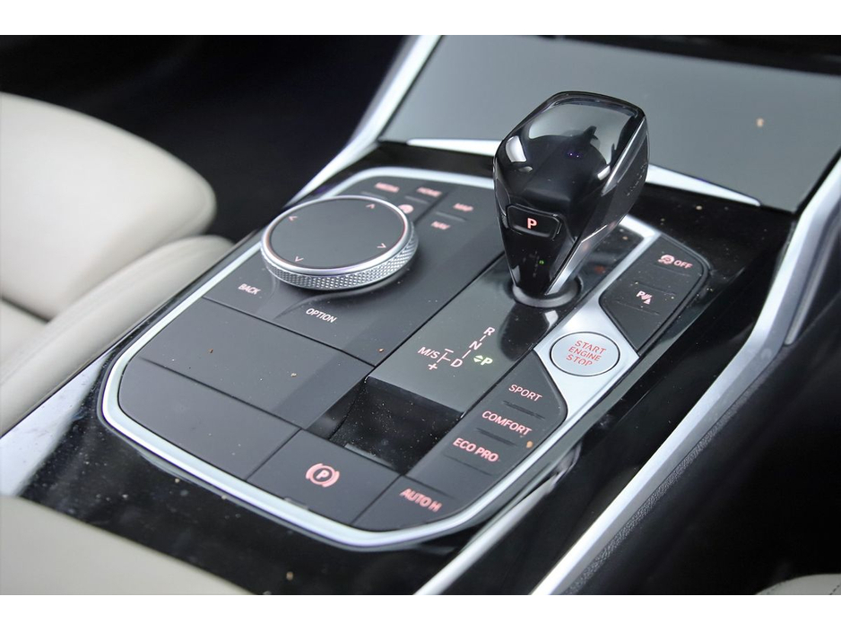 2021 BMW 3 Series - image 17