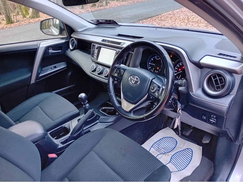 2017 Toyota Rav4 - image 9