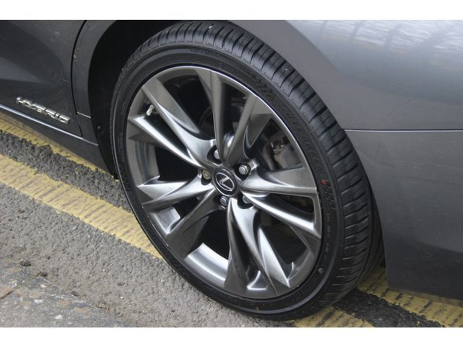 2019 Lexus ES 300 H - image 16