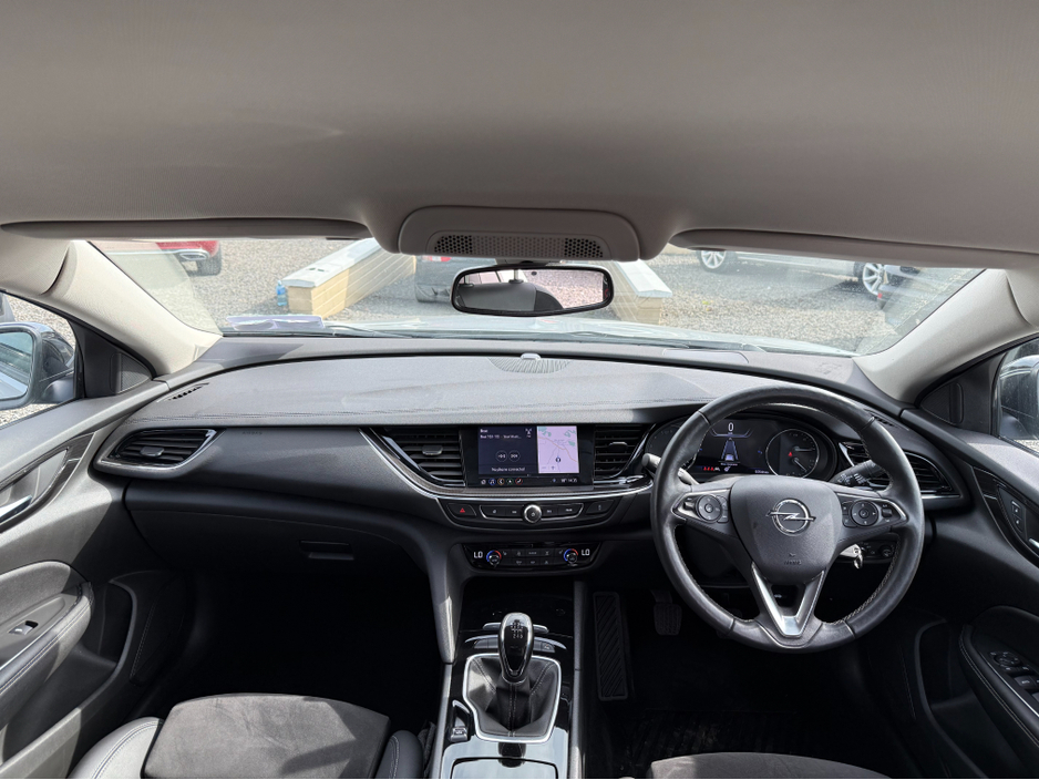 2022 Opel Insignia - image 11