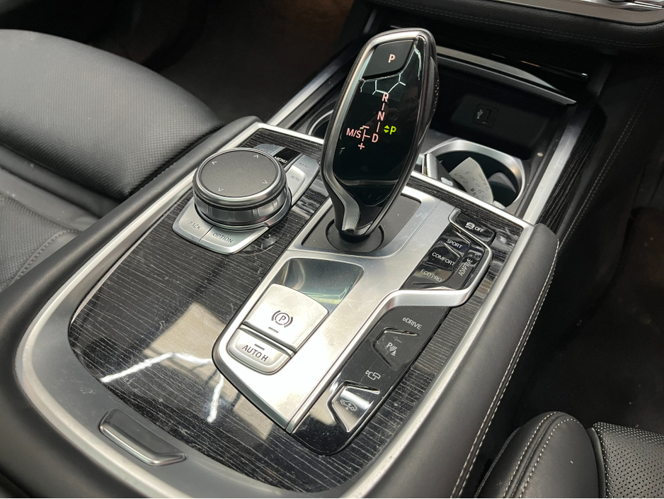 2018 BMW 7 Series - image 18