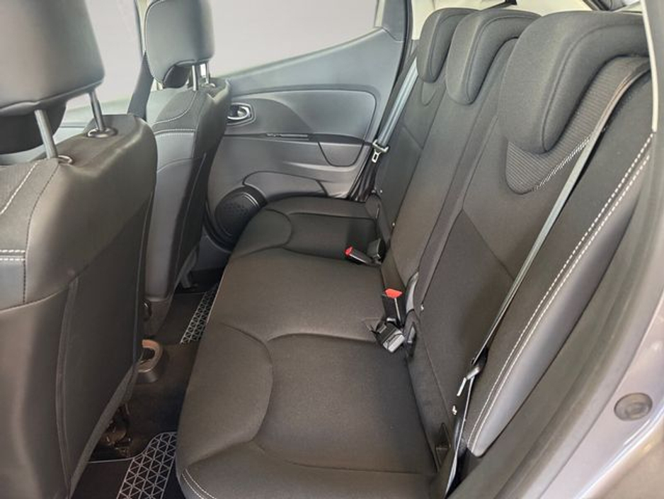 2015 Renault Clio - image 16