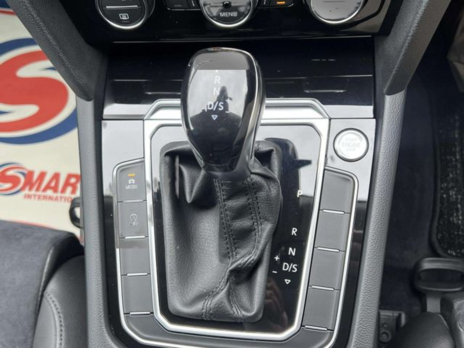 2018 Volkswagen Passat - image 10