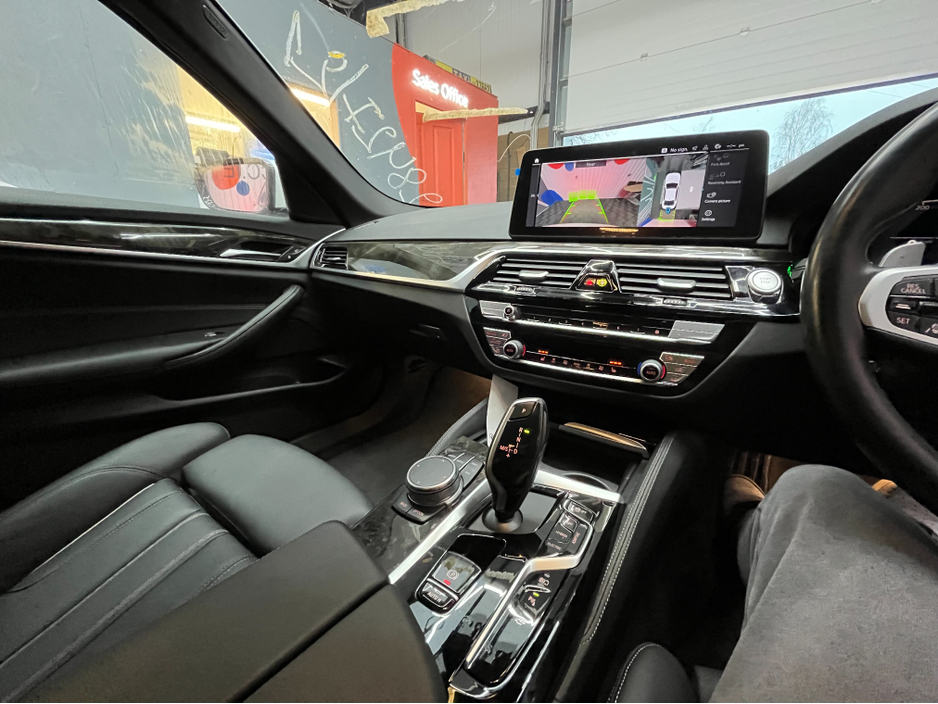 2021 BMW 5 Series - image 18