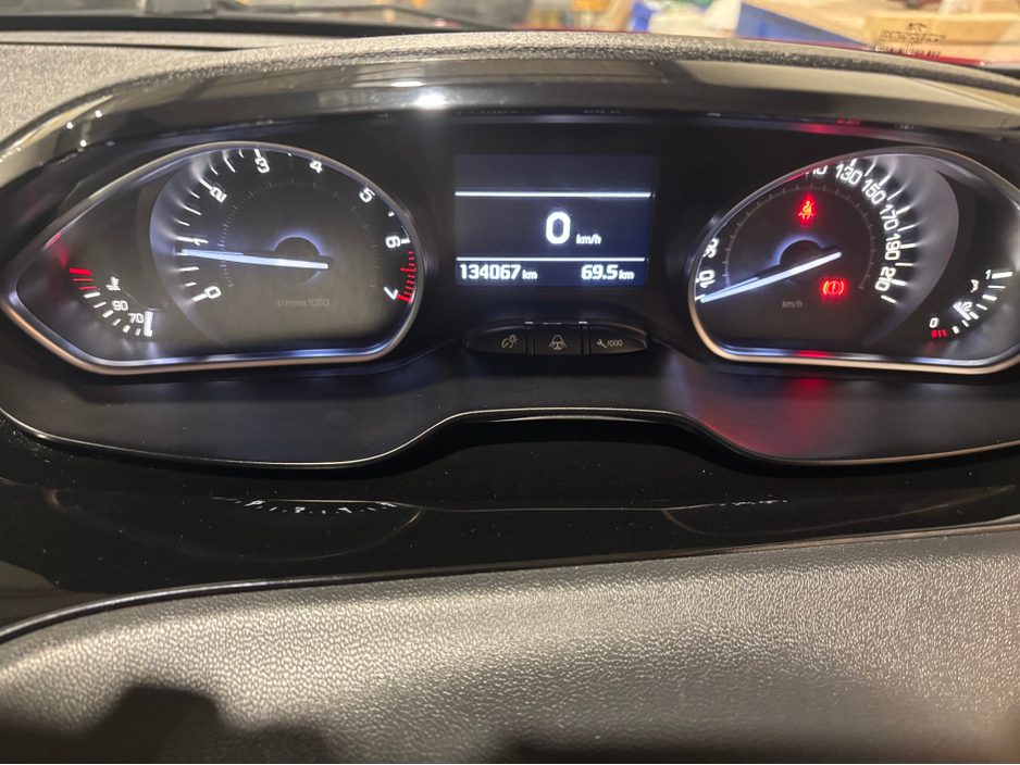 2014 Peugeot 208 - image 16