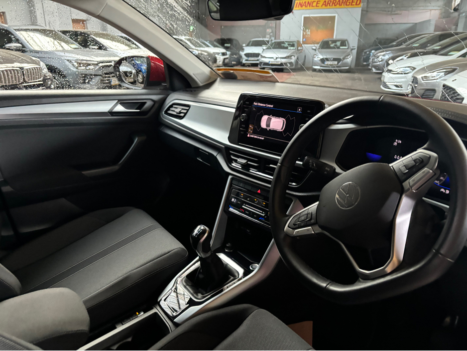 2024 Volkswagen T-Roc - image 8