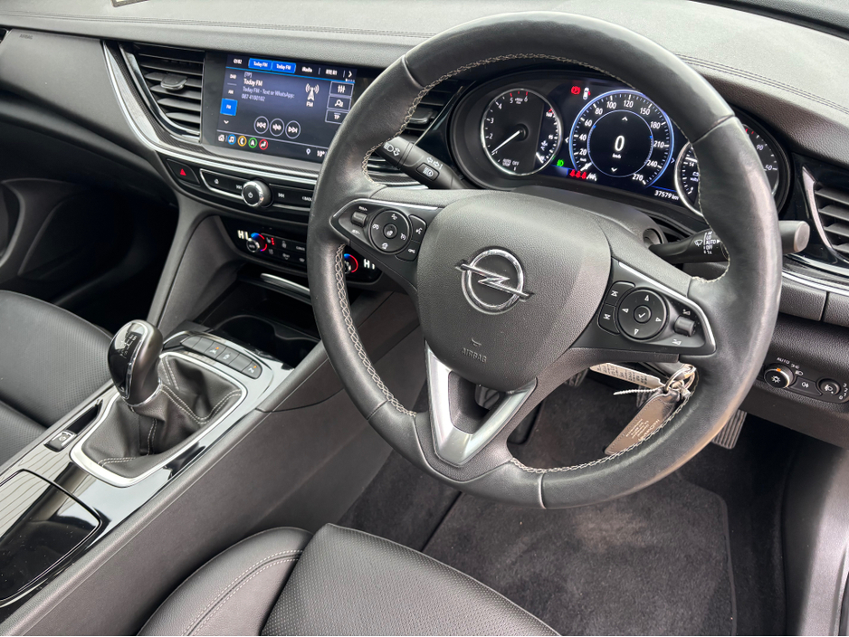 2022 Opel Insignia - image 8