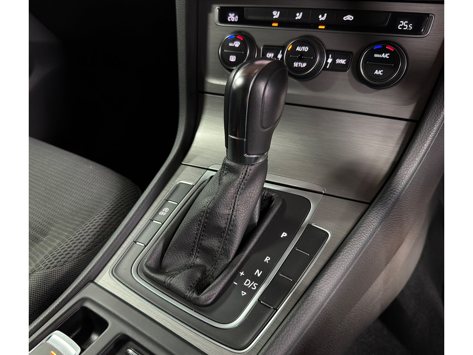 2014 Volkswagen Golf - image 35