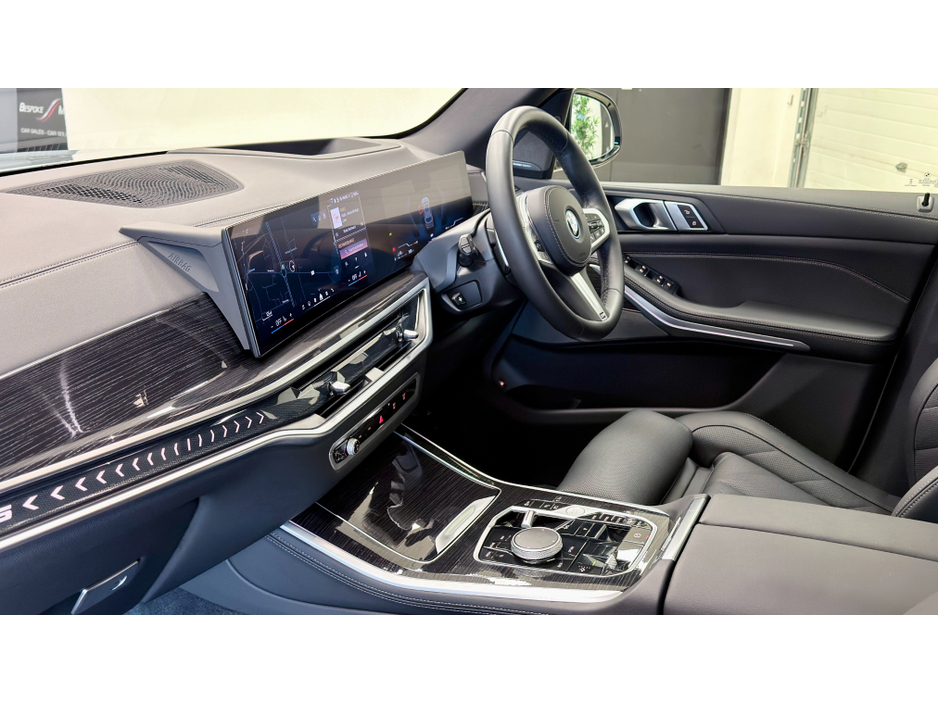 2025 BMW X5 - image 12