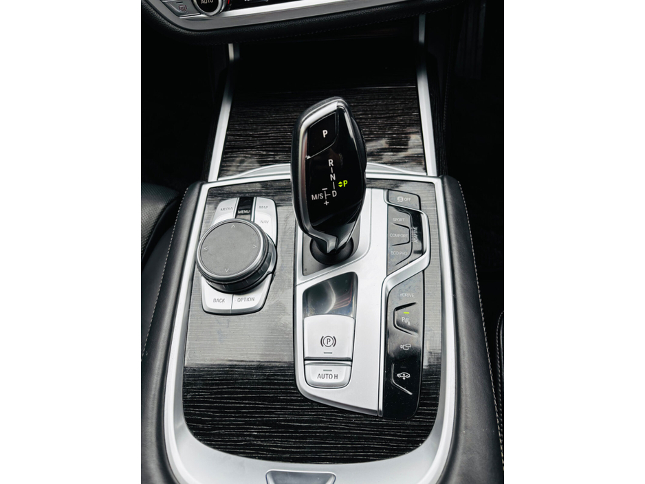 2018 BMW 7 Series - image 24