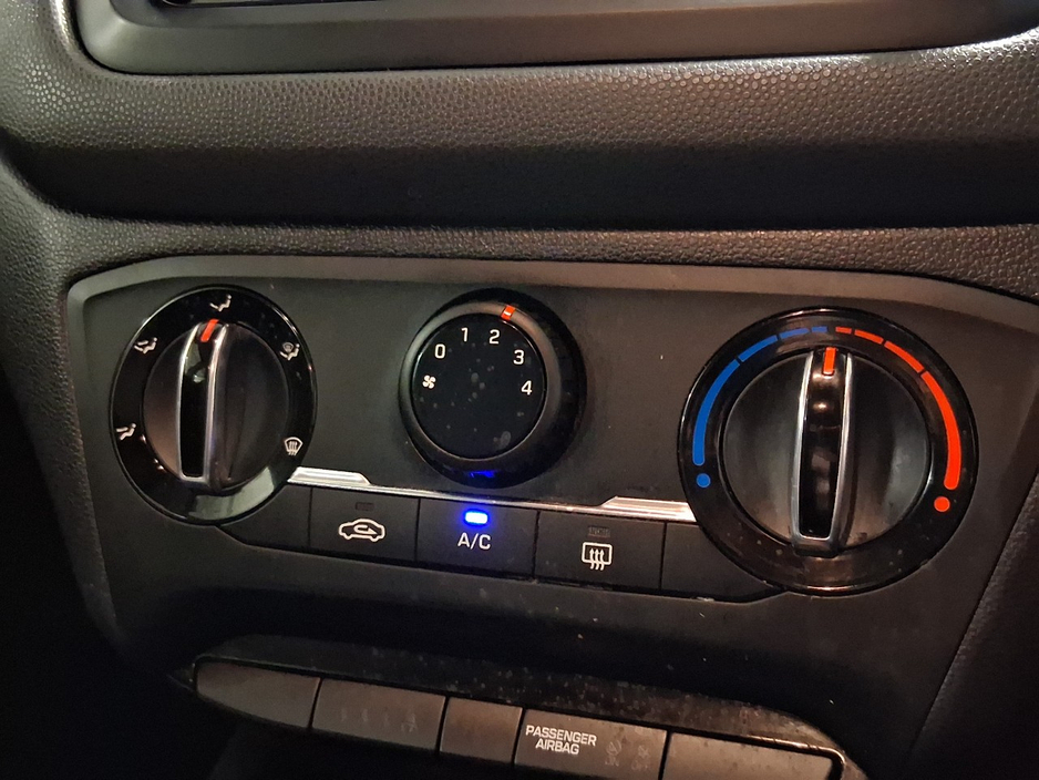 2017 Hyundai i20 - image 12