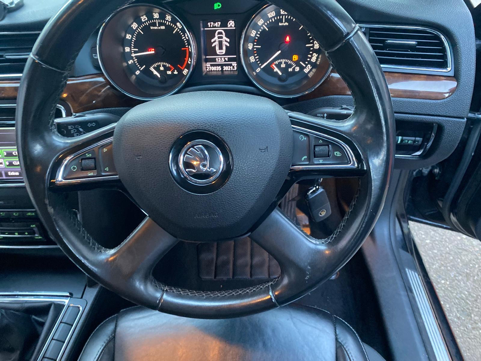 2014 Skoda Superb - image 5