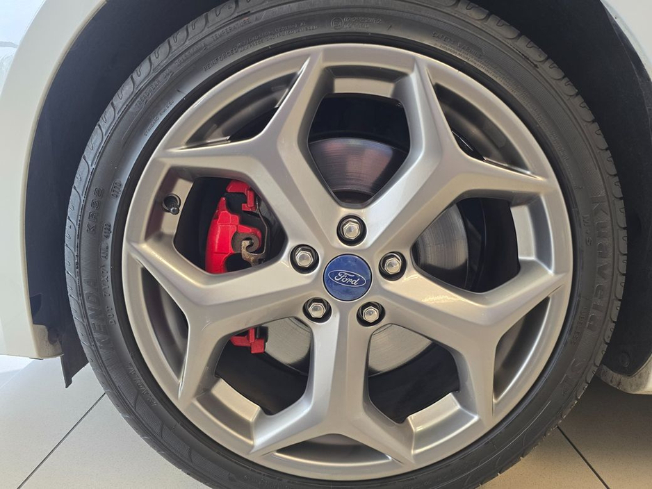 2016 Ford Focus - image 22