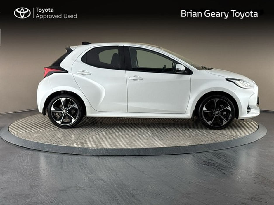 2025 Toyota Yaris HYBRID PLATINUM €31,950