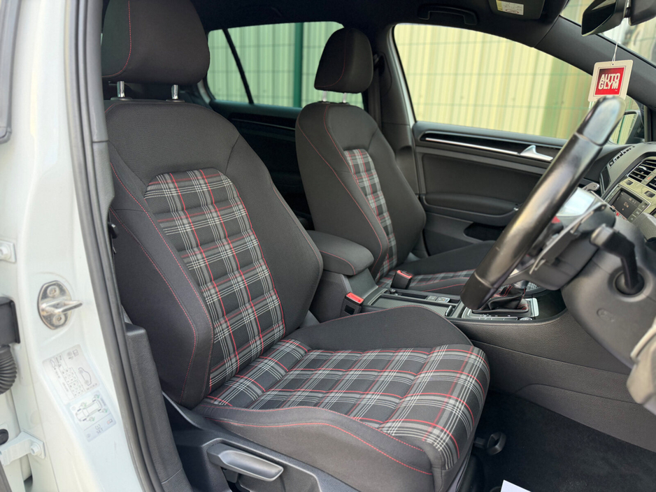 2016 Volkswagen Golf - image 9