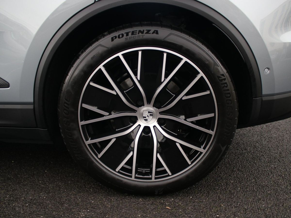 2025 Porsche Macan Electric €88,000