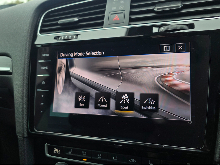 2019 Volkswagen Golf ( 192 REG ) HIGHLINE FULL LEATHER SEATS HEATED ELECTRIC SEATS SAT NAV PACK - VIRTUAL CLOCKS -REVERSE CAMERA - NAVIGATION - CARPLAY - ANDROID AUTO- BLIND SPOT REAR TRAFFIC ASSIST - DISCOVER PRO €22,950