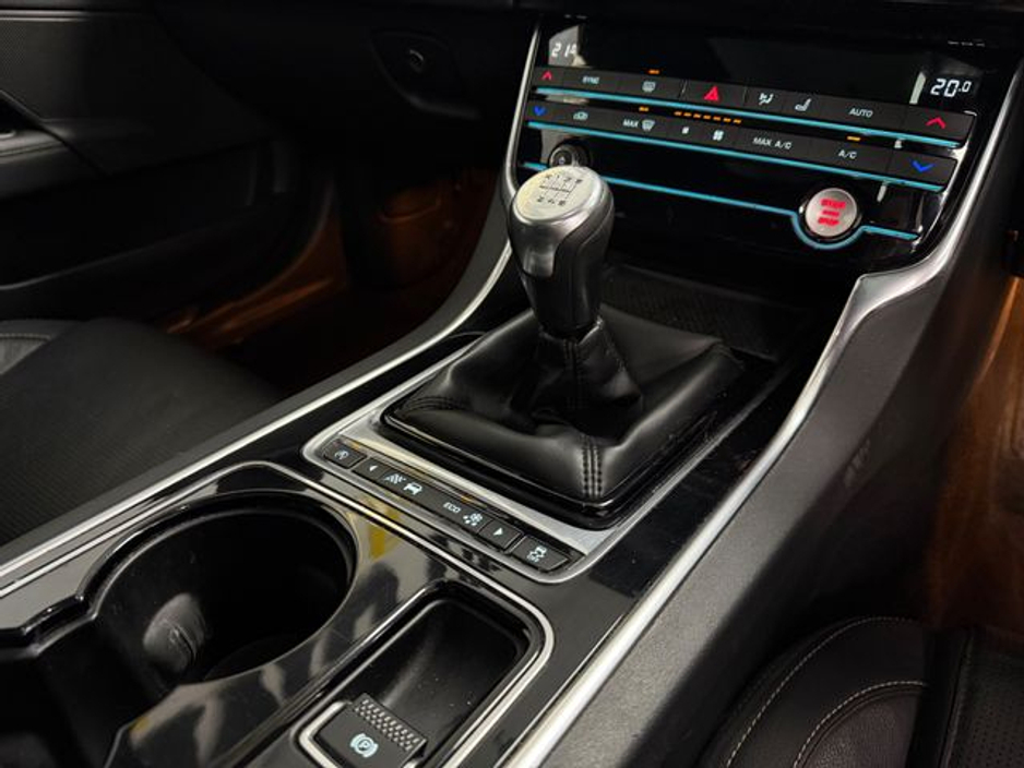 2016 Jaguar XE 2.0D R-sport (163PS) 4DR €12,777