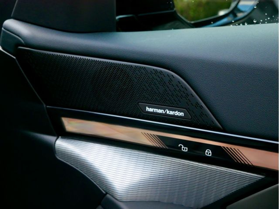 2025 BMW 5 Series - image 20