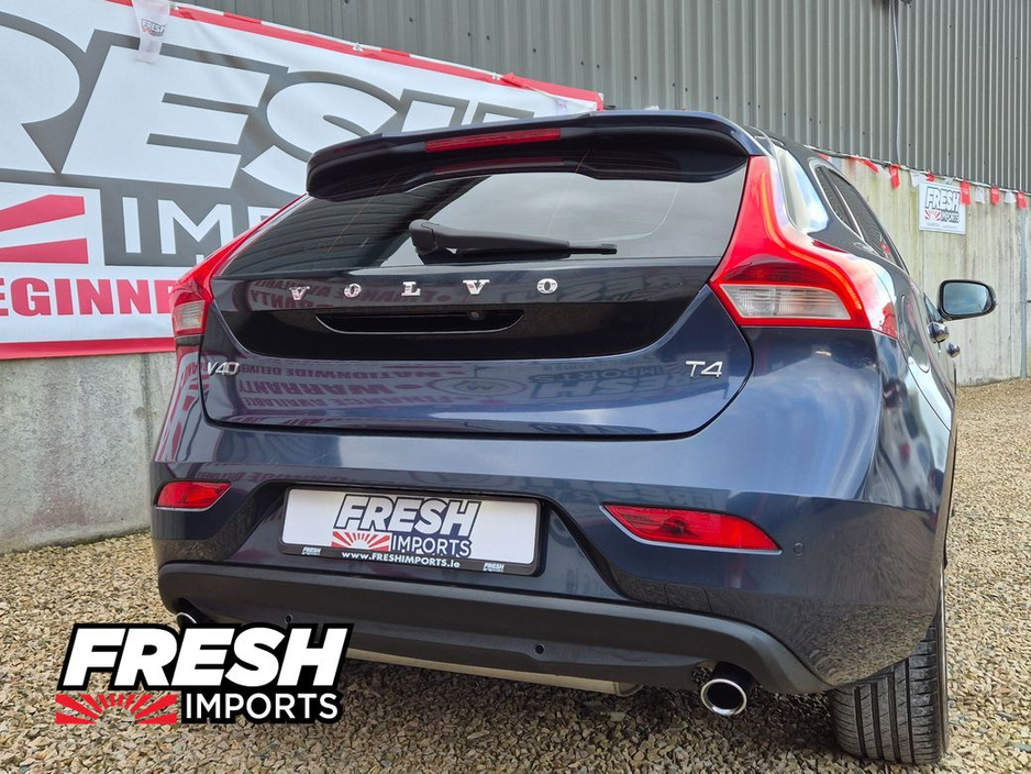 2015 Volvo V40 - image 26