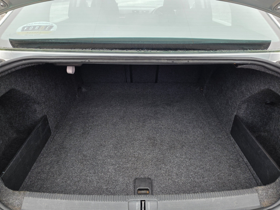 2010 Volkswagen Passat - image 6